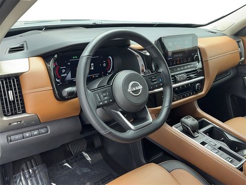 Used 2025 Nissan Pathfinder Platinum image 16