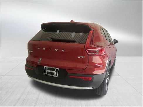 Used 2024 Volvo XC40 B5 Plus image 4