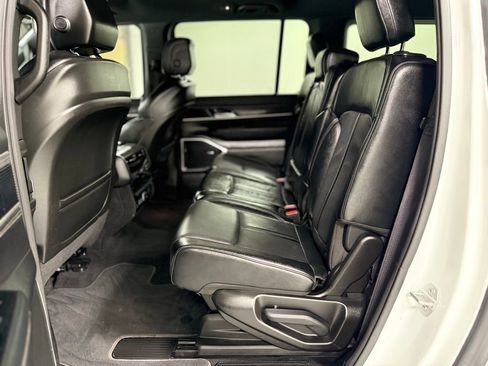 Used 2024 Jeep Wagoneer L Series II image 19