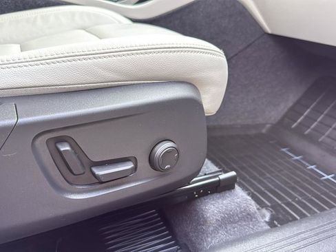 Used 2022 Volvo XC40 T5 Momentum w/ Premium Package image 24