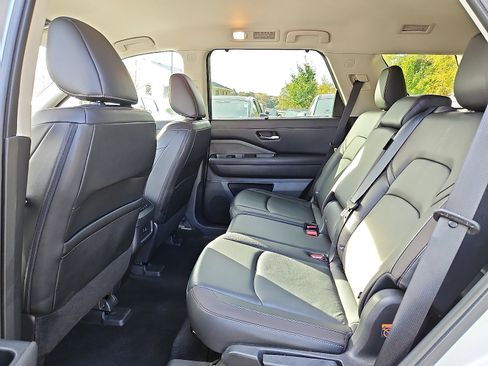 Certified 2023 Nissan Pathfinder SL image 9