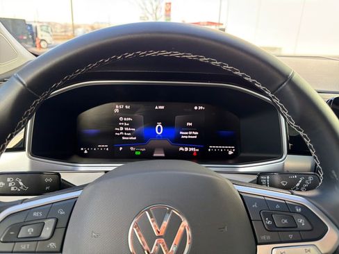 Certified 2025 Volkswagen Taos SE image 17