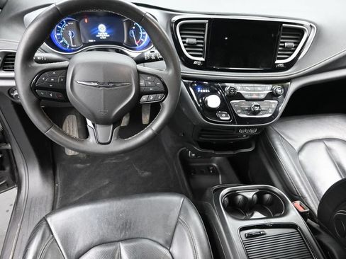 Used 2022 Chrysler Pacifica Touring-L w/ Uconnect Theater Family Group FWD image 16