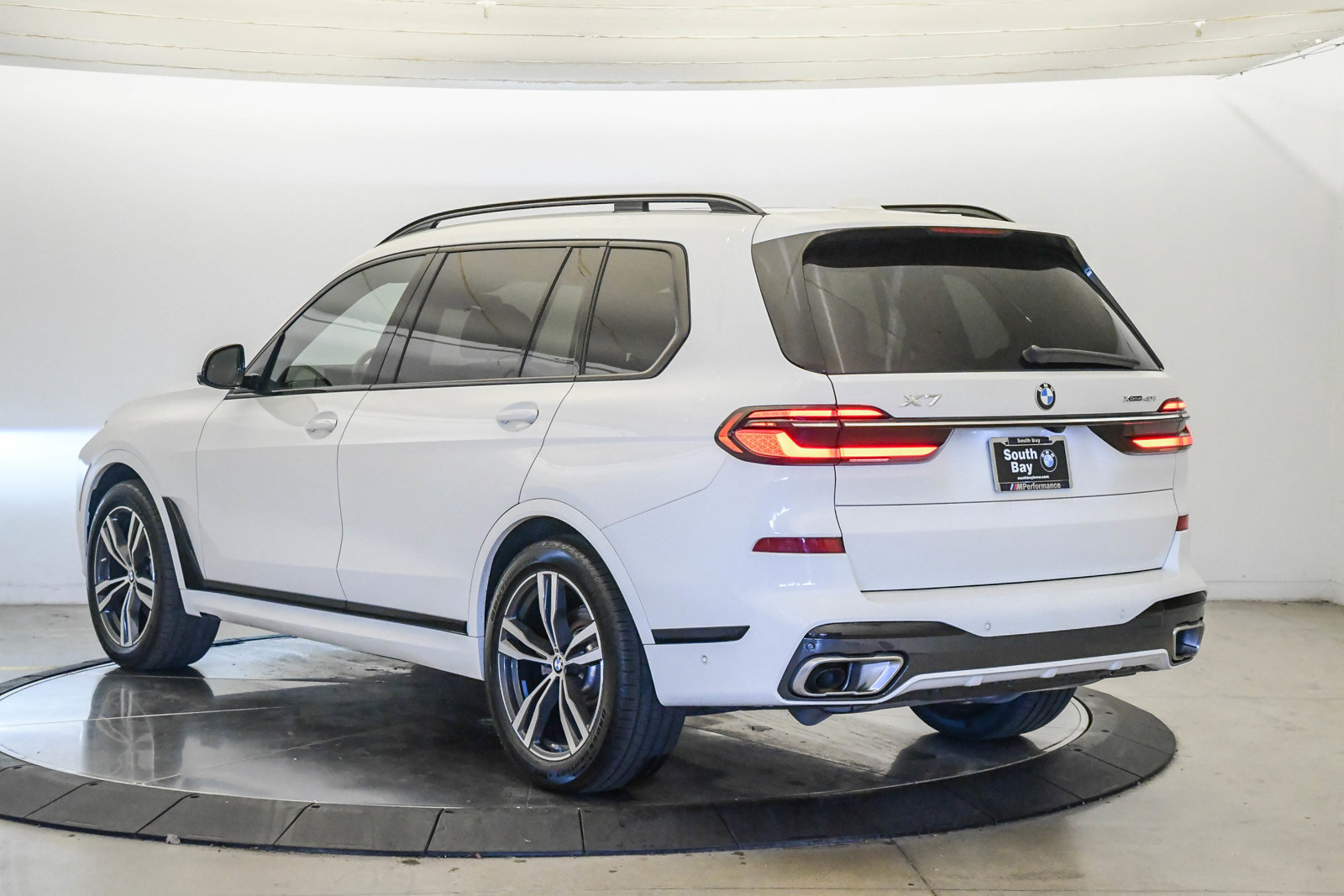 Certified 2024 BMW X7 xDrive40i w/ M Sport Package AWD/4WD image 2