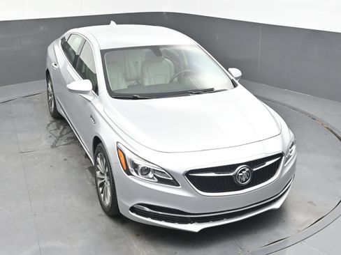 Used 2017 Buick LaCrosse Essence FWD image 32