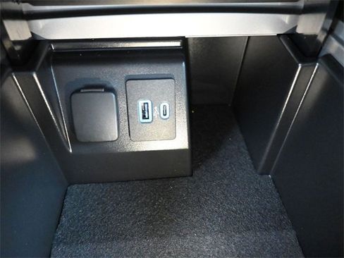 Used 2023 Ford Explorer XLT image 4