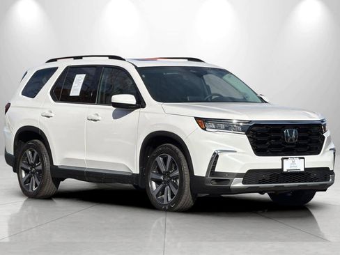 Used 2025 Honda Pilot Touring image 9