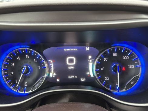 Used 2018 Chrysler Pacifica Touring-L w/ Advanced Safetytec Group FWD image 12