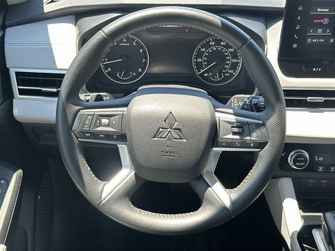 Used 2025 Mitsubishi Outlander AWD image 19