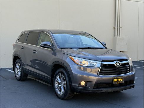 Used 2016 Toyota Highlander Plus AWD/4WD image 3