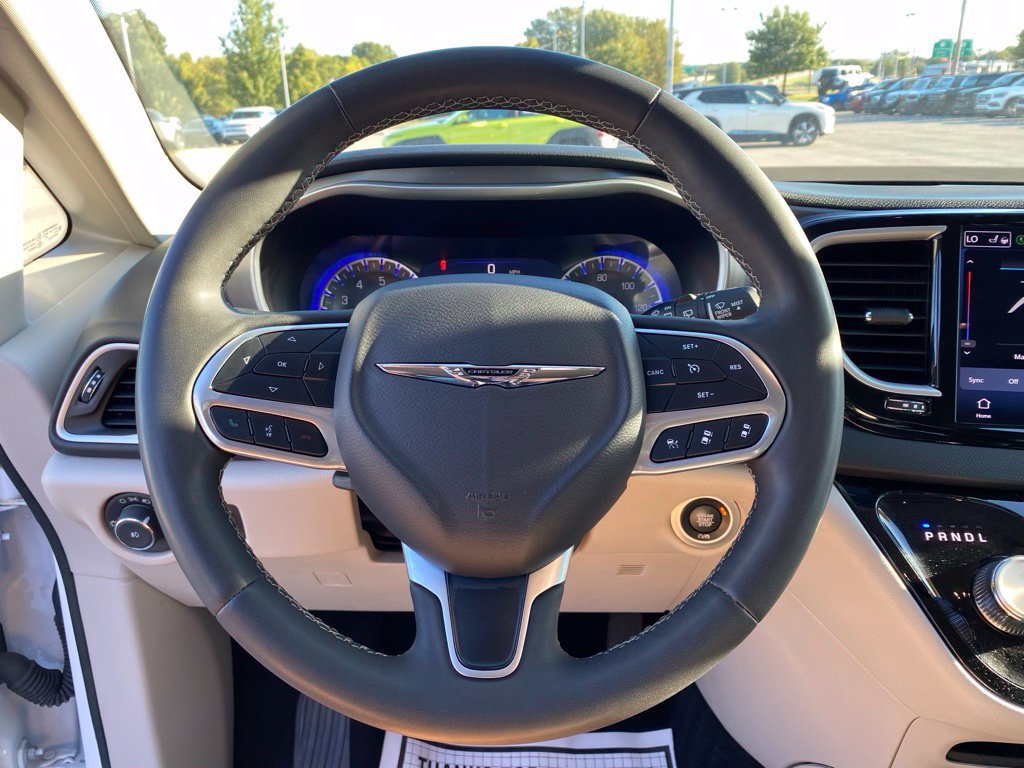 Used 2024 Chrysler Pacifica Touring-L FWD image 13