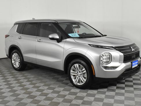 Used 2024 Mitsubishi Outlander ES image 4