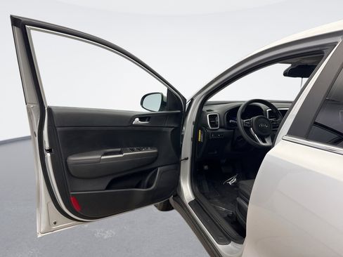 Used 2022 Kia Sportage LX image 8