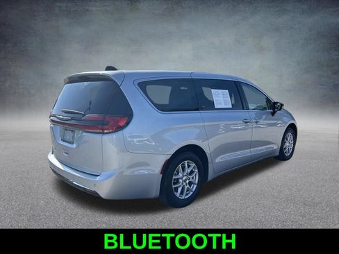 Used 2024 Chrysler Pacifica Touring-L FWD image 5