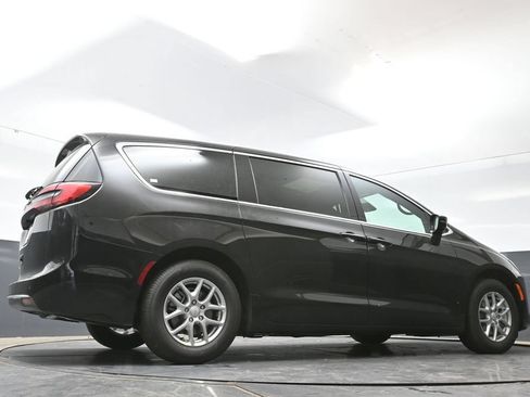 New 2027 Chrysler Pacifica Select FWD image 39