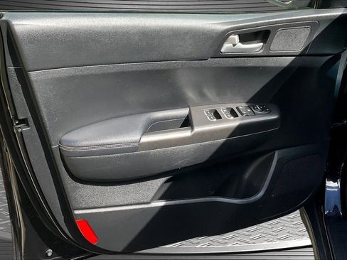 Used 2020 Kia Sportage LX image 19