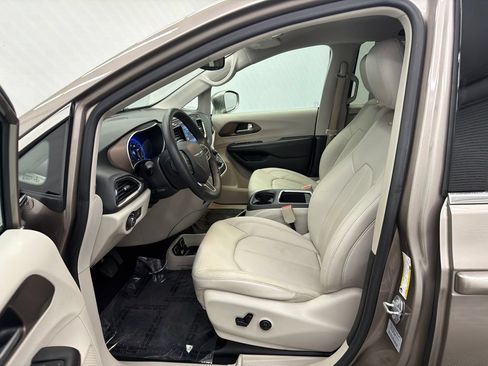 Used 2017 Chrysler Pacifica Touring-L Plus w/ Advanced Safetytec Group FWD image 9
