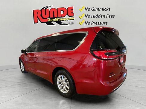 Used 2025 Chrysler Pacifica Select image 4