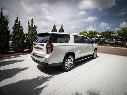 Used 2022 Chevrolet Suburban LT w/ LT Signature Package AWD/4WD image 10