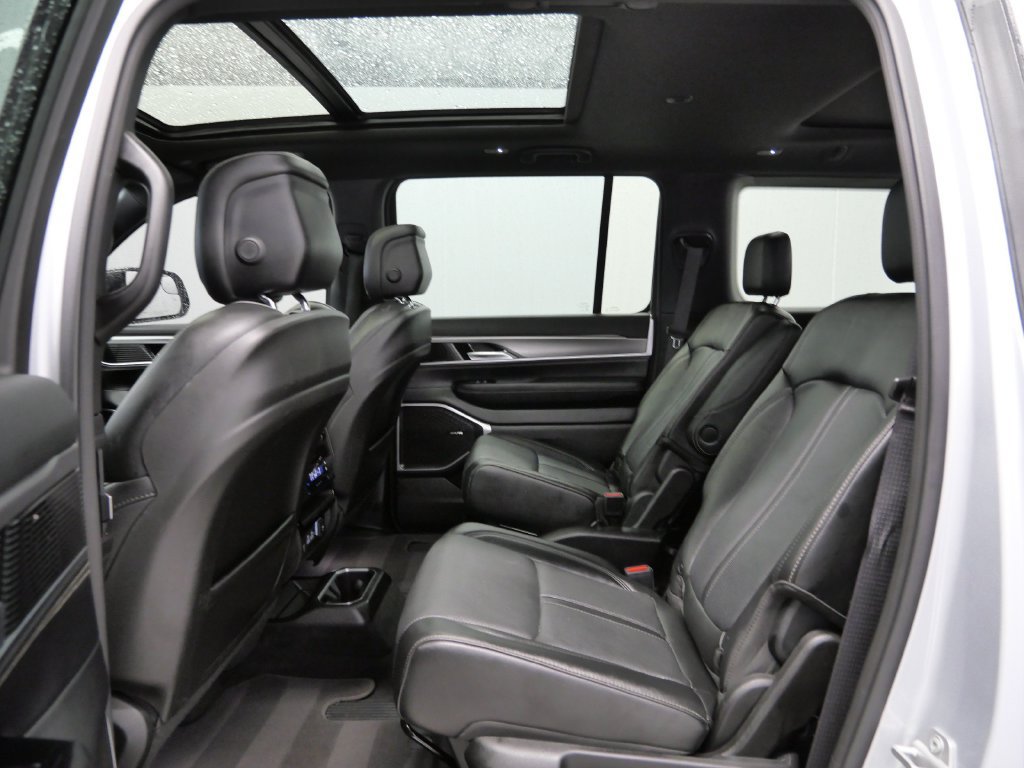 Used 2023 Jeep Wagoneer Series II AWD/4WD image 11