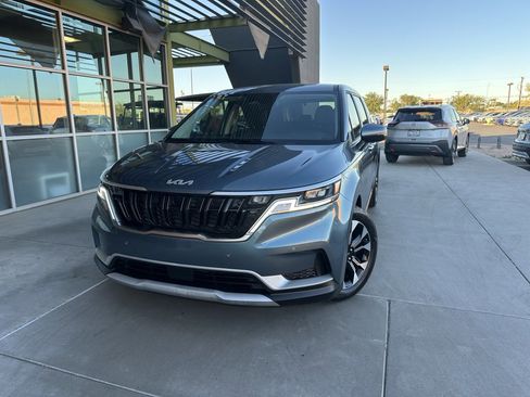 Used 2024 Kia Carnival EX image 2