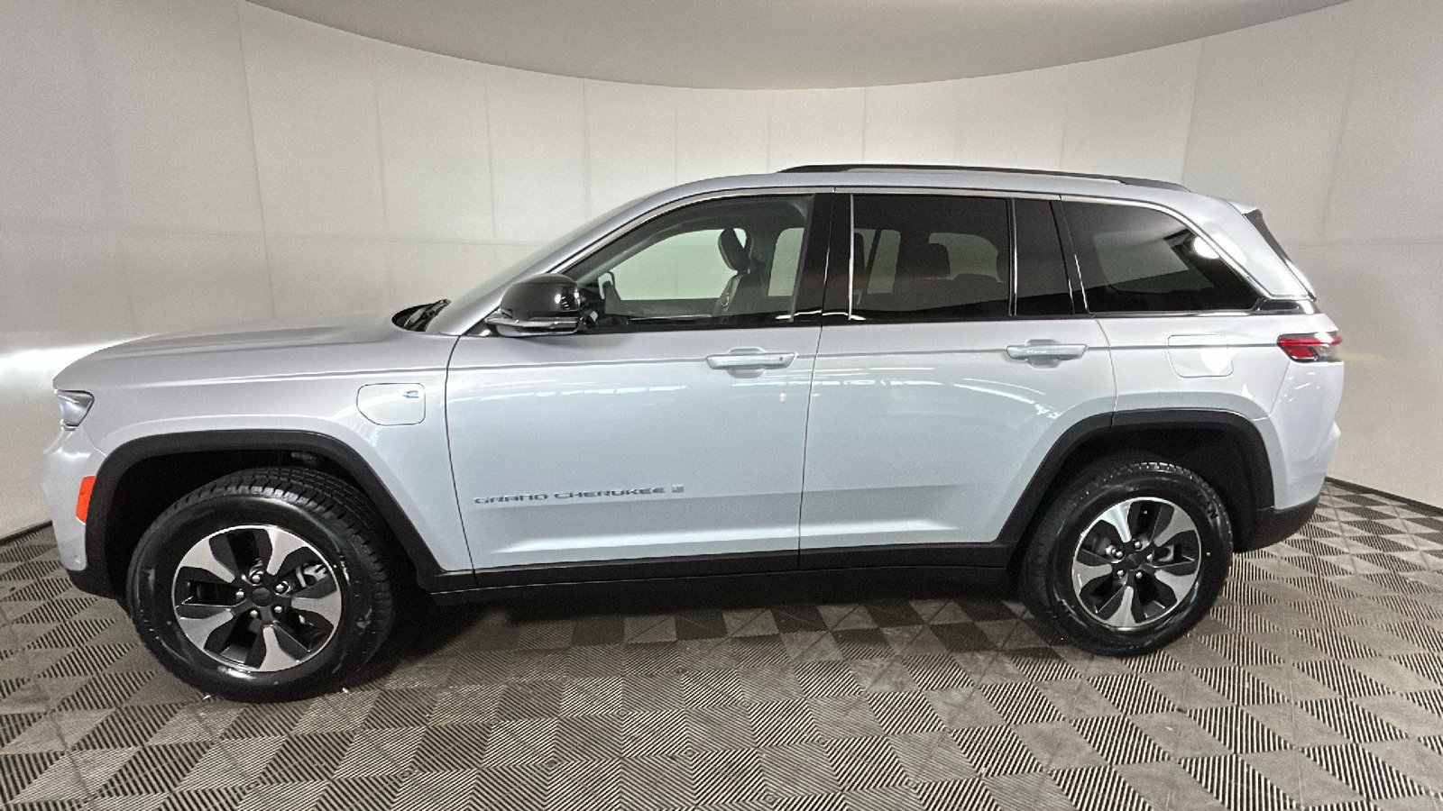 Used 2023 Jeep Grand Cherokee 4WD 4xe w/ Luxury Tech Group II image 7