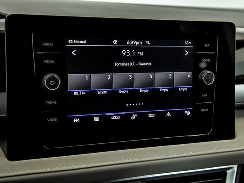 Certified 2025 Volkswagen Taos SE w/ Panoramic Sunroof Package image 12