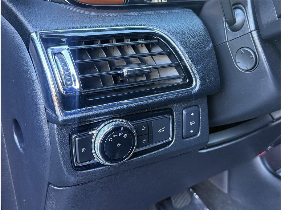 Used 2019 Lincoln Navigator L Select RWD image 32
