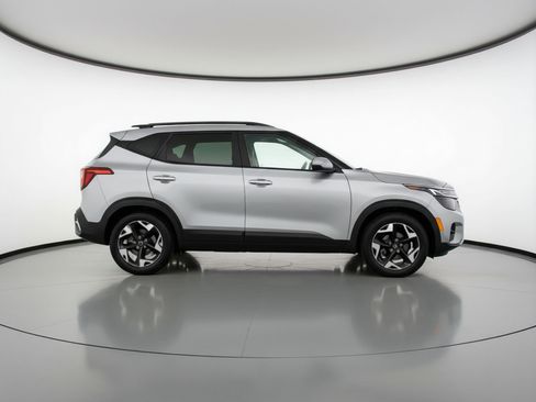 Used 2025 Kia Seltos S image 11