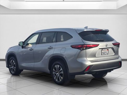 Used 2022 Toyota Highlander XLE image 7