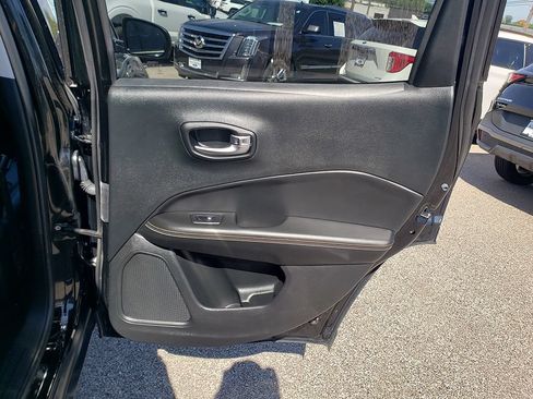 Used 2019 Jeep Compass Latitude w/ Cold Weather Group AWD/4WD image 18