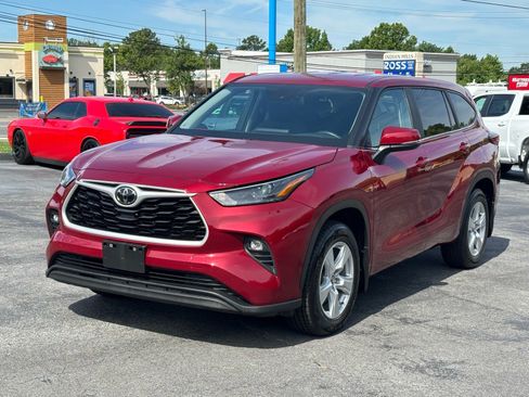Used 2023 Toyota Highlander LE AWD/4WD image 2