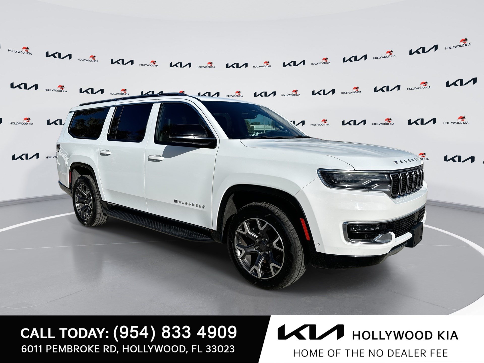 Used 2024 Jeep Wagoneer L Series III w/ Flexible Seating Group AWD/4WD image 1
