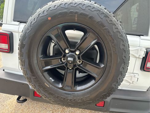 Used 2021 Jeep Wrangler Unlimited Sahara AWD/4WD image 18