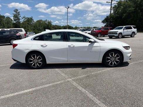 Used 2017 Chevrolet Malibu LT FWD image 3