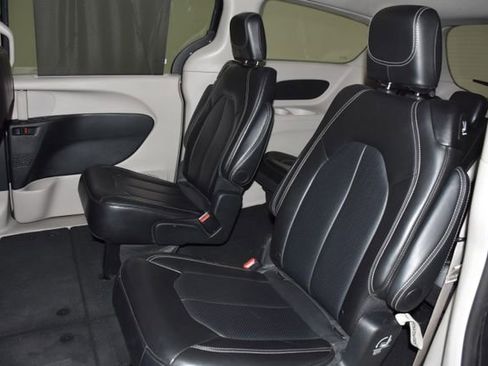 Used 2024 Chrysler Pacifica Touring-L FWD image 25