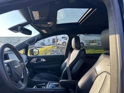 Used 2025 Chrysler Pacifica Limited image 9