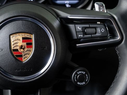 Certified 2025 Porsche Macan image 11