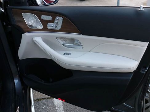 Used 2025 Mercedes-Benz GLS 450 4MATIC image 37