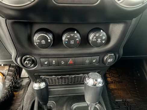 Used 2016 Jeep Wrangler Unlimited Rubicon image 15