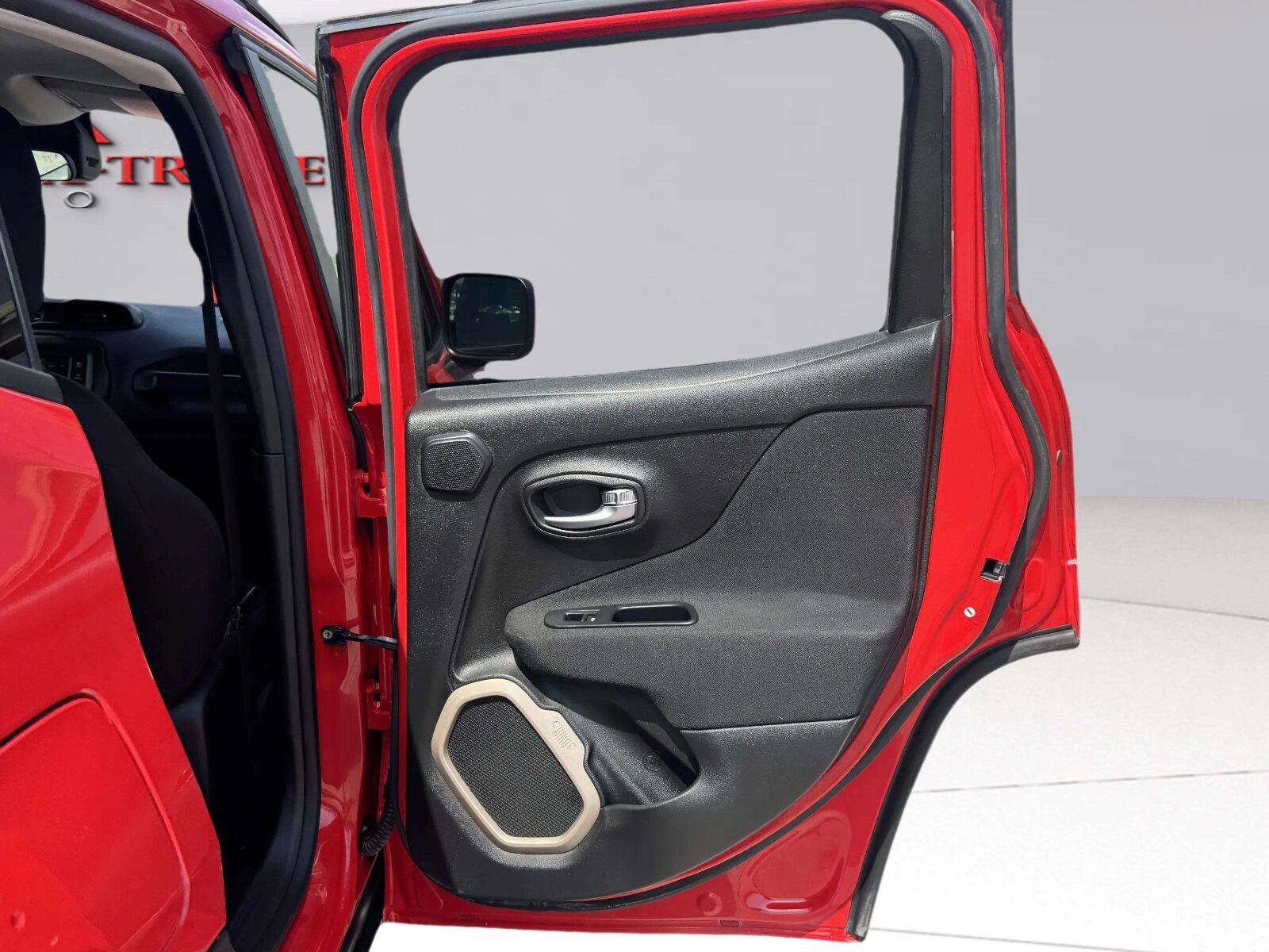 Used 2015 Jeep Renegade Latitude w/ Popular Equipment Group FWD image 39