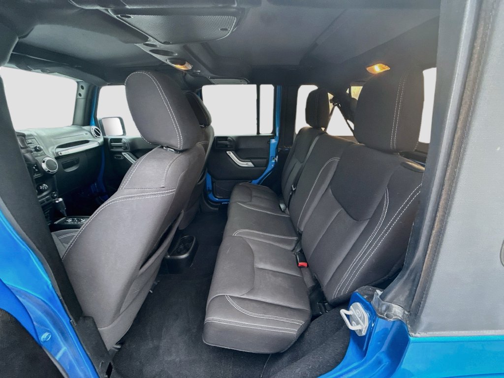 Used 2015 Jeep Wrangler Unlimited Sahara w/ Connectivity Group AWD/4WD image 21