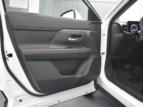 New 2025 Nissan Kicks SR image 28