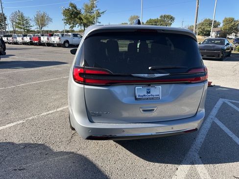 New 2026 Chrysler Pacifica Select image 23