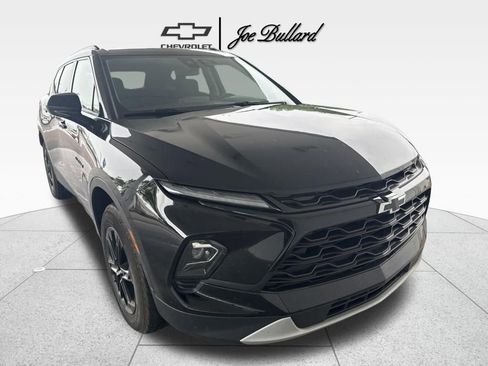 Used 2024 Chevrolet Blazer LT w/ Convenience Package FWD image 3