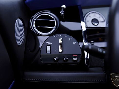 Used 2019 Rolls-Royce Dawn RWD image 77