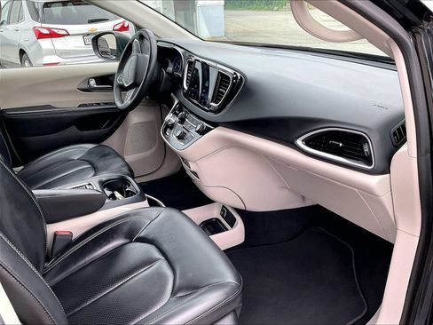 Used 2023 Chrysler Pacifica Touring-L FWD image 11