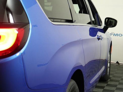 New 2026 Chrysler Pacifica Select image 5