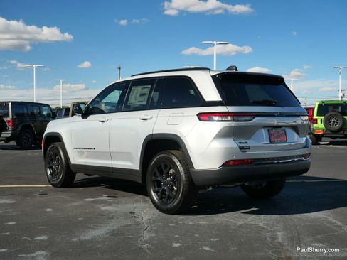 New 2025 Jeep Grand Cherokee Altitude image 11