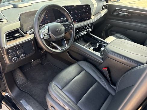 Used 2025 Chevrolet Suburban Z71 image 13